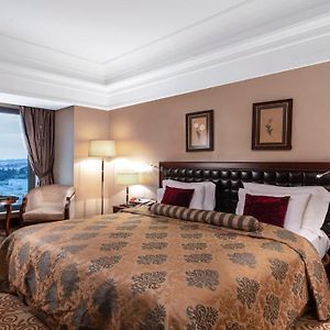 Kamer met een King Size Bed op de Hoek